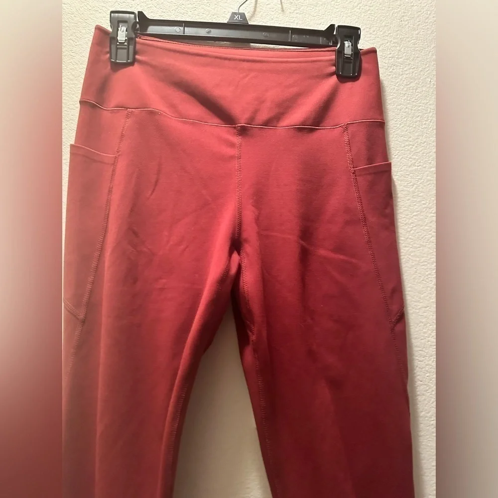 Uniqlo women’s burnt orange athletic leggings M activewear athleisure pockets